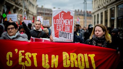 Lors d'une manifestation contre les expulsions locatives, le 31 mars 2018 à Lille (Nord). (MAXPPP)