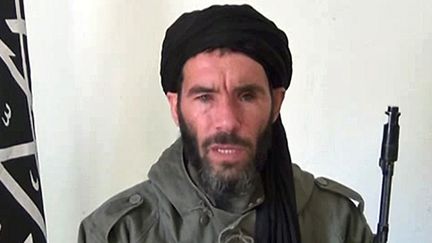 Capture d'&eacute;cran issue d'une vid&eacute;o non dat&eacute;e de Mokhtar Belmokhtar, chef du groupe jihadiste responsable de la prise d'otages d'In Amenas (Alg&eacute;rie). (ANI / AFP)