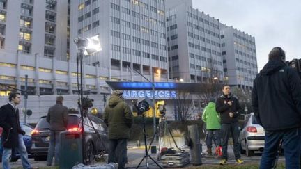 Les journalistes se pressent devant le CHU de Grenoble o&ugrave; Michael Schumacher est hospitalis&eacute; depuis dimanche 29 d&eacute;cembre. (PHILIPPE DESMAZES / AFP)