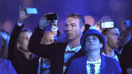 Comme de nombreux athl&egrave;tes, le Britannique Chris Hoy filme la c&eacute;r&eacute;monie sur son t&eacute;l&eacute;phone portable. (CARL COURT / AFP)