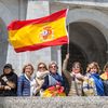 Un groupe de touristes espagnoles devant le "Valle de los Caídos", mercredi 5 juin 2019.&nbsp; (JULIETTE CAMPION / FRANCEINFO)