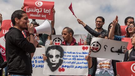 Des&nbsp;manifestants&nbsp;tunisiens&nbsp;dénoncent la corruption de Nabil Karoui, directeur de la chaîne Nessma TV, à Tunis, le 20 avril 2017. (AMINE LANDOULSI / ANADOLU AGENCY)