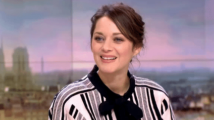 Marion Cotillard invitée sur le plateau de France 2 pour présenter "Mal de pierres", le nouveau film de Nicole Garcia 
 (France 2 / Culturebox)