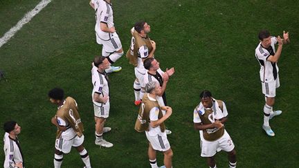 Les joueurs de l'Allemagne saluent les supporters après leur élimination en Coupe du monde, le 1er décembre 2022. (KIRILL KUDRYAVTSEV / AFP)