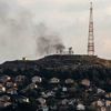 Un nuage de fumée se forme dans le ciel, près de Metula (Israël), après des tirs de roquettes du Hezbollah depuis le sud du Liban, le 31 décembre 2023. (HASAN FNEICH / AFP)