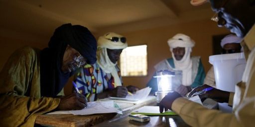 Comptage des votes par des agents électoraux maliens à Kidal, le 28 juillet 2013. (AFP PHOTO / KENZO TRIBOUILLARD)