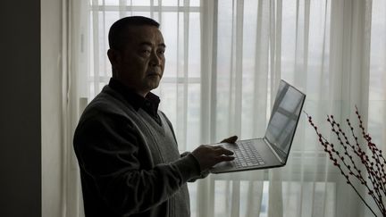 Huang Qi dans son appartement à Chengdu, dans le Sichuan (Chine), le 22 janvier 2015.&nbsp; (FRED DUFOUR / AFP)