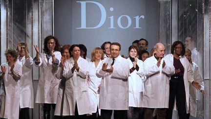 L&#039;équipe Dior salue aorès le défilé ah 2011-2012, en mars 2011 à Paris
 (AFP. F.Guillot)