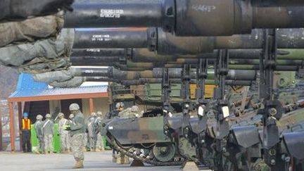 Matériel militaire américain sur la base de Camp Carroll (Corée du Sud) le 3-3-2011. (AFP - WON DAE-YEON)