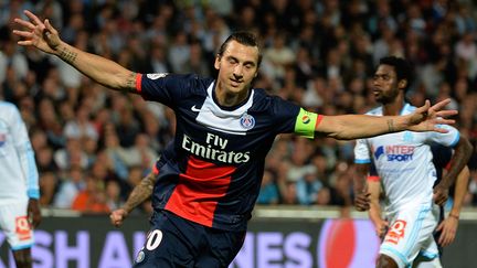 Zlatan Ibrahimovic c&eacute;l&egrave;bre son but contre Marseille, le 6 octobre 2013. (BORIS HORVAT / AFP)