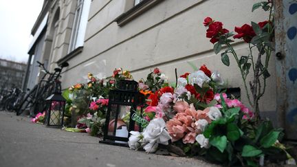 Des fleurs d&eacute;pos&eacute;es &agrave; l'endroit o&ugrave; a &eacute;t&eacute; tu&eacute; l'auteur pr&eacute;sum&eacute; des attentats perp&eacute;tr&eacute;s les 14 et 15 f&eacute;vrier 2015 &agrave; Copenhague (Danemark). (BRITTA PEDERSEN / DPA / AFP)