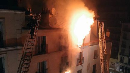 L'incendie au 4 de la rue Myrha, à Paris, le 2 septembre 2015.&nbsp; (NORMAN GRANDJEAN / AFP)