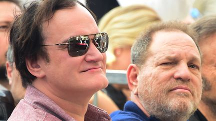 Le réalisateur Quentin Tarantino et le producteur Harvey Weinstein, le 26 février 2016 à Hollywood, à l'occasion de l'inauguration de l'étoile du compositeur Ennio Morricone sur le Walk of Fame. (FREDERIC J. BROWN / AFP)