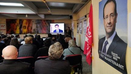 Comme à Tournon-sur-Rhône, des militants socialistes se sont réunis pour regarder le débat. (DENIS CHARLET / AFP)