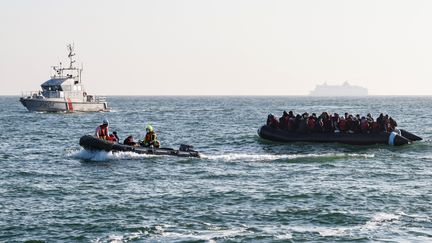 Une embarcation transportant des exilés est&nbsp;remorquée par l'équipage de l'Abeille Languedoc dans la Manche, le 9 mai 2022. (SAMEER AL-DOUMY / AFP)