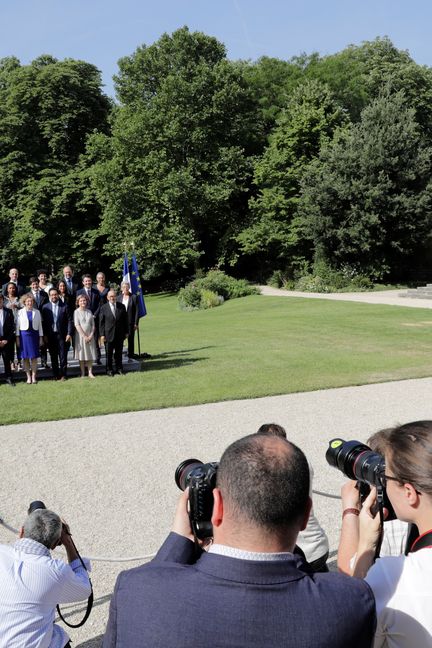 Des photographes face au gouvernement d'Edouard Philippe pour la traditionnelle photo de famille, le 22 juin 2017 dans les jardins de l'Elysée. (THOMAS SAMSON / AFP)