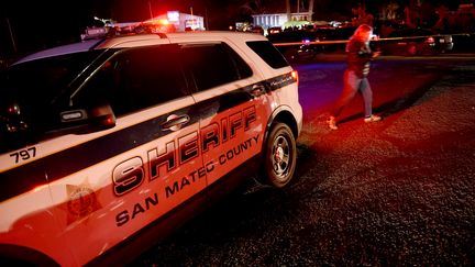 La voiture du shérif de San Mateo (Californie), le 23 janvier 2023, après une fusillade. (SUSANA BATES / AFP)