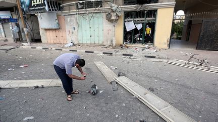 Un Palestinien inspecte les d&eacute;bris d'un obus isra&eacute;lien, le 17 juillet 2014 &agrave; Gaza. (MUSTAFA HASSONA / ANADOLU AGENCY)