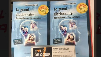 Capture d'écran d'une photo publiée par Claire Underwood sur Twitter, le 12 avril 2018, montrant "Le grand dictionnaire des malaises et des maladies" dans un magasin Fnac d'Avignon (Vaucluse). (CLAIRE UNDERWOOD / TWITTER)