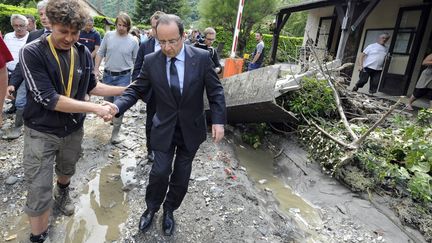 Le pr&eacute;sident de la R&eacute;publique, Fran&ccedil;ois Hollande, arpente une rue de Saint-B&eacute;at (Haute-Garonne), le 20 juin 2013. (PASCAL PAVANI / AFP)