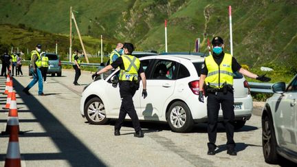 &nbsp;Des policiers contrôlent&nbsp;un véhicule arrivant de France à la frontière avec Andorre, le jour de sa réouverture, le 1er juin 2020. (STEPHANE FERRER YULIANTI / HANS LUCAS / AFP)