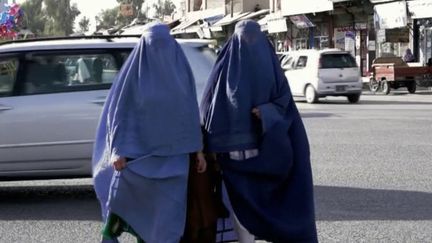 Samedi 7 mai, les talibans demandent aux femmes de porter le voile intégral. Sonia Ghezali, correspondante France 24 en Afghanistan, explique comment elles réagissent.&nbsp; (France 2)