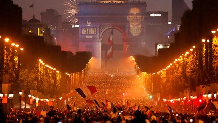 Tel celui de Zidane vingt ans plus tôt, le visage d'Antoine Griezmann est apparu sur l'arc de Triomphe face à des Parisiens en liesse dimanche soir.&nbsp; (CHARLES PLATIAU / REUTERS)