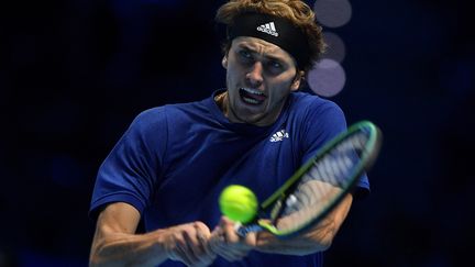 L'Allemand Alexander Zverev dompte le Serbe Novak Djokovic&nbsp;et file en finale de l'ATP Finals, à Turin, le 20 novembre 2021. (MARCO BERTORELLO / AFP)