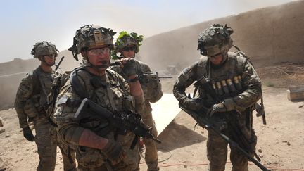 Des troupes am&eacute;ricaines command&eacute;es par l'Otan patrouillent dans le village de Kandalay (Afghanistan) le 5 ao&ucirc;t 2011, &agrave; la suite d'attaques de talibans sur un checkpoint voisin. (ROMEO GACAD / AFP)