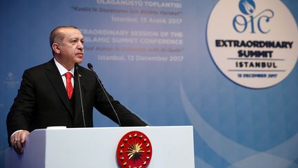 Recep Tayyip Erdogan&nbsp;s'exprime, le&nbsp;13 décembre 2017, lors de l'ouverture d'un sommet extraordinaire de l'Organisation de la coopération islamique (OCI) à Istanbul (Turquie). (YASIN BULBUL / TURKISH PRESIDENTIAL PRESS SERVI / AFP)