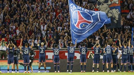 Les joueurs du PSG communient avec leurs supporters au Parc des Princes le 14 août 2021. (OLIVIER CORSAN / MAXPPP)