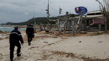 La paillote "Chez Eric", sur la plage de Cala d'Orzu (Corse-du-sud), visit&eacute;e par des gendarmes venus constater son d&eacute;montage, le 15 janvier 2013. (MAXPPP)