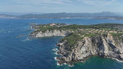 C'est une île qui va vous donner envie de faire quelques brasses. L'île des Embiez, au large de Toulon (Var) attire les touristes avec une température agréable.