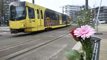 Des fleurs déposées à proximité de la station de tramway d'Utrecht (Pays-Bas), le 19 mars 2019, où trois personnes sont mortes lors d'une attaque. (JOHN THYS / AFP)