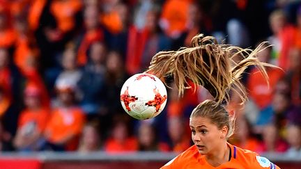 JUILLET. La joueuse de football néerlandaise Lieke Martens, lors de l'Euro 2017 de football, le 24 juillet à Tilburg (Pays-Bas). (TOBIAS SCHWARZ / AFP)