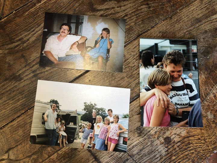 Des photos d'archives de Youla et la famille Buffy, à Island (Yonne), à l'été 1991. (RAPHAEL GODET / FRANCEINFO)