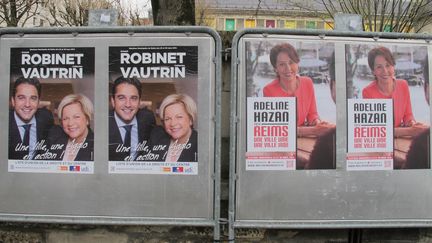 Des affiches &eacute;lectorales dans le centre de Reims (Marne), mardi 18 mars 2014. (ILAN CARO / FRANCETV INFO)