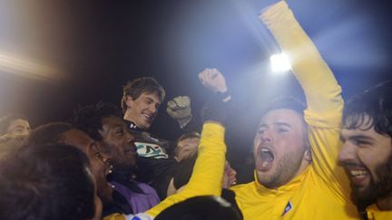 Robin, le gardien de but d'Epinal, porté en triomphe par ses coéquipiers après la séance de tirs au but remportée face à Nantes