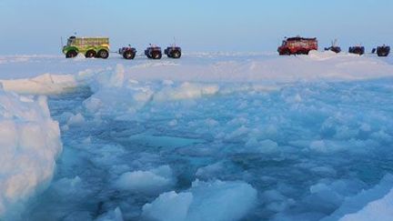 L'expédition russo-canadienne «Marine Ice Automobile» traverse le pôle Nord, de l'archipel russe de Severnaya Zemlya à Resolute Bay, au Canada. Un périple de plus de 4000 km parcouru en 70 jours à une vitesse d'environ 10 km/h, où l'on peut voir la banquise se disloquer.  (AFP PHOTO / Affanassi Makovnev)