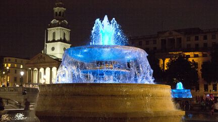 La fontaine de Trafalgar Square, &agrave; Londres, a aussit&ocirc;t &eacute;t&eacute; illumin&eacute;e en bleu apr&egrave;s l'annonce de la naissance du gar&ccedil;on de Kate et du prince William, le 22 juillet 2013.&nbsp; (NEIL HALL / REUTERS)