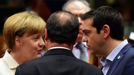 La chancelière allemande Angela Merkel, le président français François Hollande (de dos) et le Premier ministre grec Alexis Tsipras le 12 juillet 2015 à Bruxelles (AFP - John MACDOUGALL)