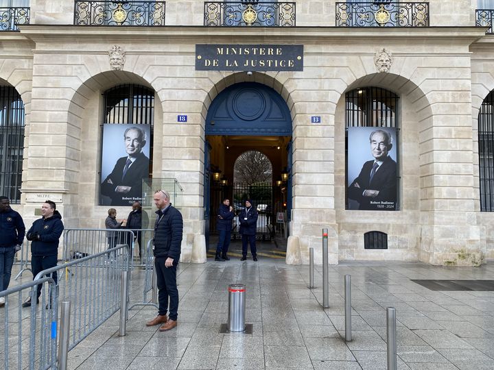 Le visage de Robert Badinter affiché à l'entrée du ministère de la Justice, place Vendôme à Paris, le 12 février 2024. (RAPHAEL GODET / FRANCEINFO)