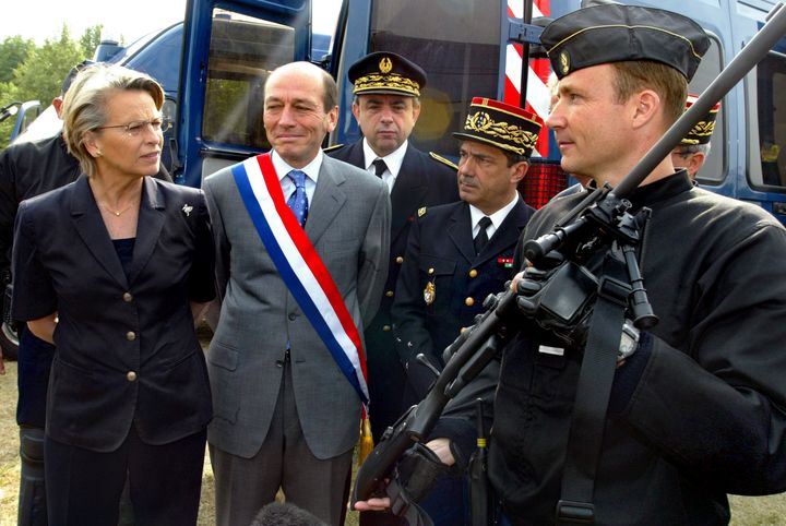 Un adjudant de gendarmerie (à droite) présente un fusil Tikka à la ministre de la Défense Michèle Alliot-Marie, le 21 juin 2005, au fort de Charenton (Val-de-Marne). (PASCAL PAVANI / AFP)