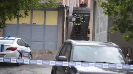 Des personnels d'urgence dans la ville de Cetinje (Monténégro), le 12 août 2022. (SAVO PRELEVIC / AFP)