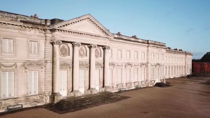 À quelques heures de Paris, le palais de Compiègne (Oise) était le théâtre, il y a plus d'un siècle, des réceptions de Napoléon III. Ce château était l'endroit dans lequel les grands noms aimaient être vus. (FRANCE 3)