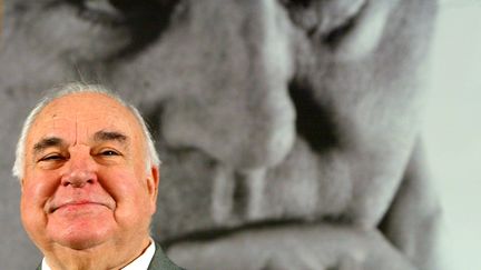 L'ancien chancelier&nbsp;allemand Helmut Kohl devant une de ses photo à Berlin le 2 novembre 2005 (TOBIAS SCHWARZ / REUTERS)