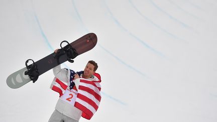 L'Américain Shaun White célèbre sa médaille d'or en snowboard half-pipe, le 14 février 2018 à Pyeongchang (Corée du Sud). (MARTIN BUREAU / AFP)