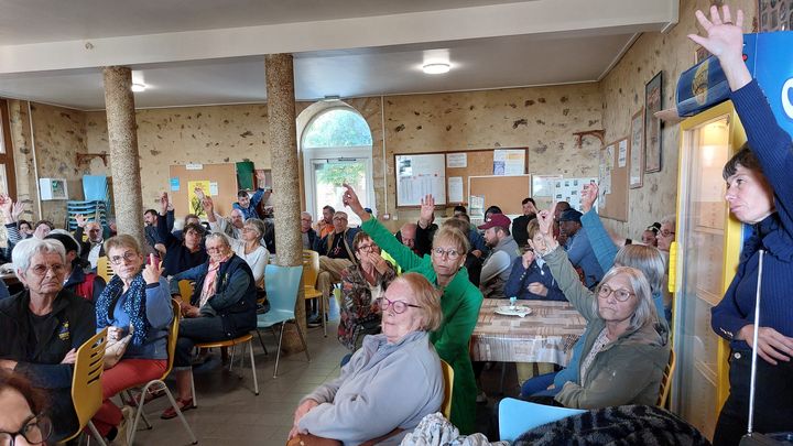 Des bénévoles d'Emmaüs à La Milesse (Sarthe) votent à main levée lors d'une discussion sur l'avenir du mouvement après les révélations sur l'abbé Pierre. (AGATHE MAHUET / RADIO FRANCE)