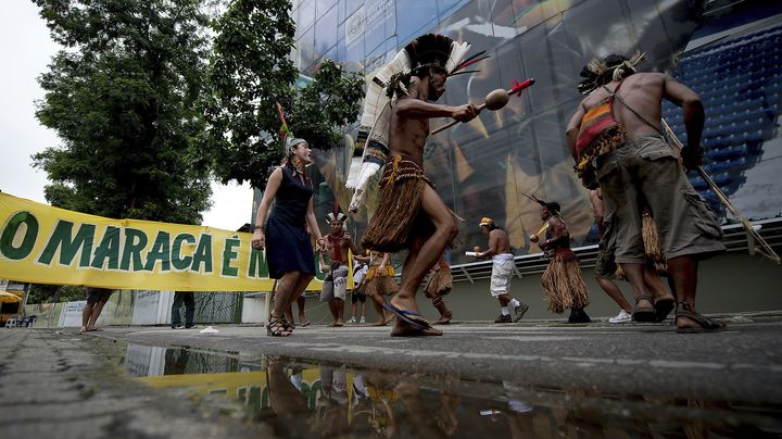 Des Indiens manifestent devant le stade Maracana, le 26 novembre 2012. Les travaux de r&eacute;novation de ce stade de Rio de Janeiro (Br&eacute;sil) vont d&eacute;truire leur habitat. (BUSA MENDES / STF / LATINEDITORIAL / GETTY IMAGES)