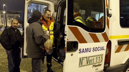 Le Samu social, en intervention dans les Hauts-de-Seine, en 2014 (KENZO TRIBOUILLARD / AFP)